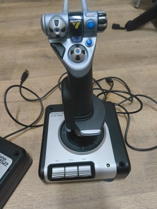 Джойстик за летене Logitech Saitek X52