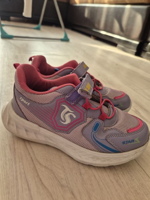 Продам кроссовки на девочку в отличном состоянии