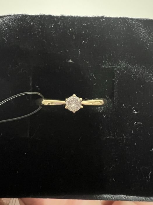 Золотое кольцо с бриллиантом