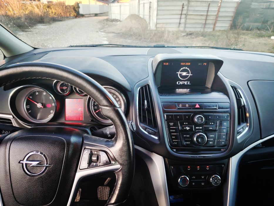 Opel Zafira E6. 2015