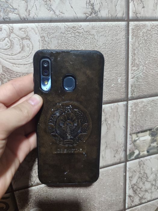Telefon sotiladi Redmi 9  A30 holat alo aybi stiklo singan huyna ayb y