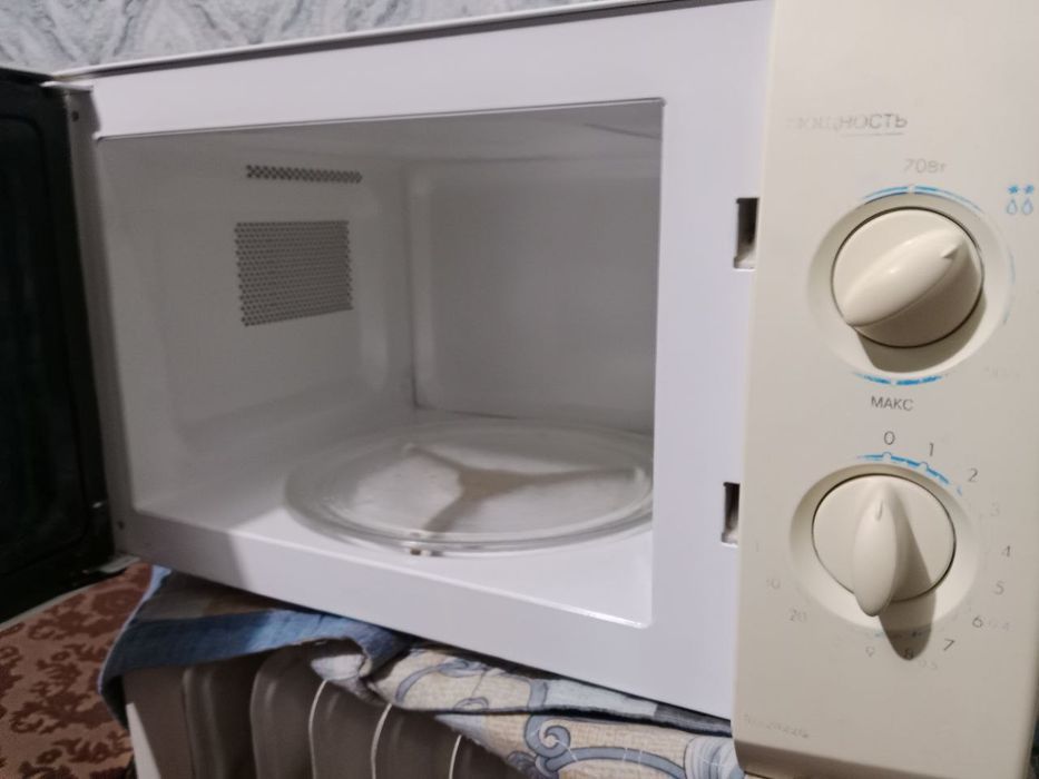 Продаётся микроволновка хорошо работает один месяцев гарантия есть