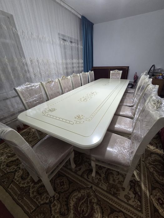 Стол стулья в новом состоянии