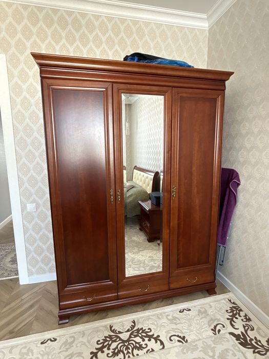 Продам итальянский спальный гарнитур из массива дерева