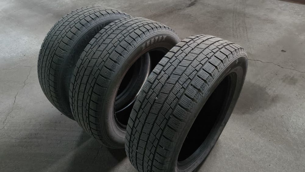 Три шины  235-60-R18  продам .