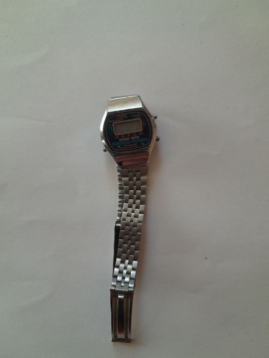 Ceasuri vechi de dama mecanice și electonice