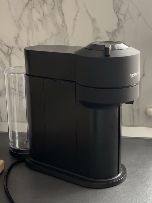 Aparat de cafea Nespresso Vertuo + capsule cadou