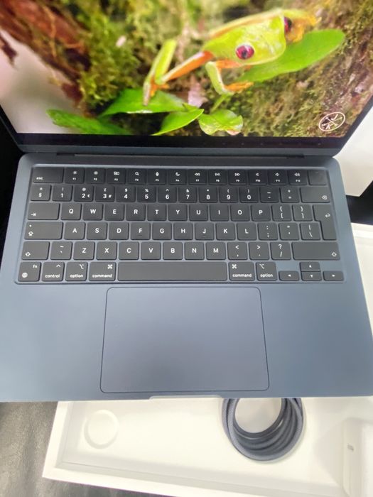 MacBook Air 13.6 inch M2, 256 GB, 8 GB RAM, Midnight, Foarte bun, Cod produs: YCNF