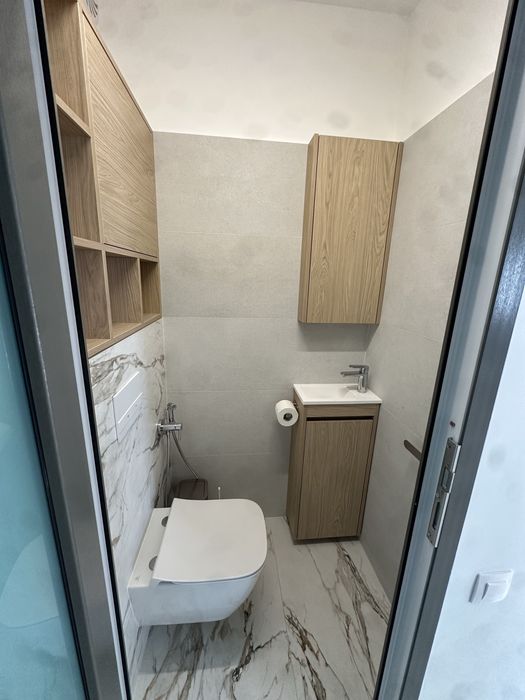 Inchiriez apartament la casa