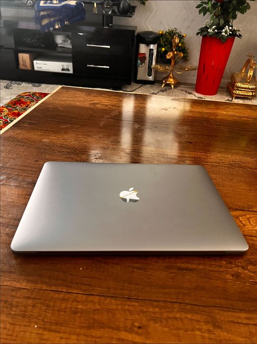 MacBook Pro 2018 core I5 13'3inch original zaryatkasi bilan