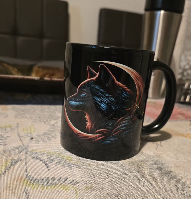 Чаша с изображение на вълк