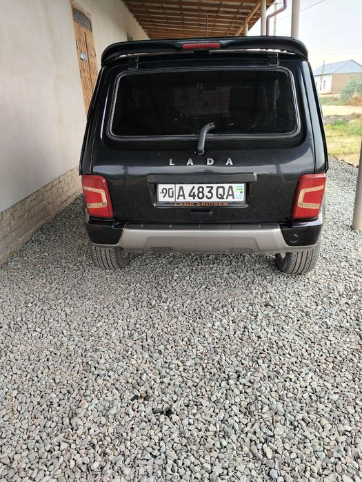Lada Niva sotladi