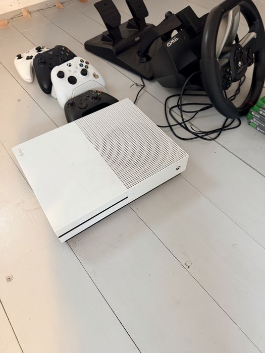 Xbox One S + volan dedicat + games