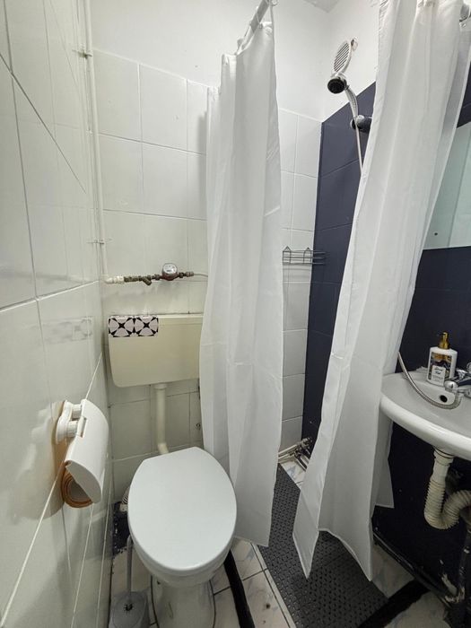 Cameră 220€ la Piața Nicolina, la strada, deasupra la Salon Venus, et3