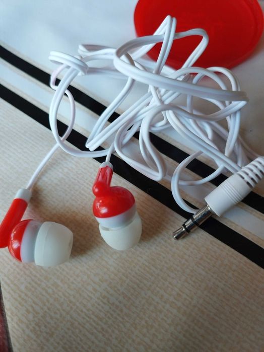 Casti pentru urechi, alb cu rosu. Nou fara eticheta! Pt. Telefon!