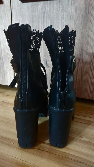 Различни обувки на висок ток