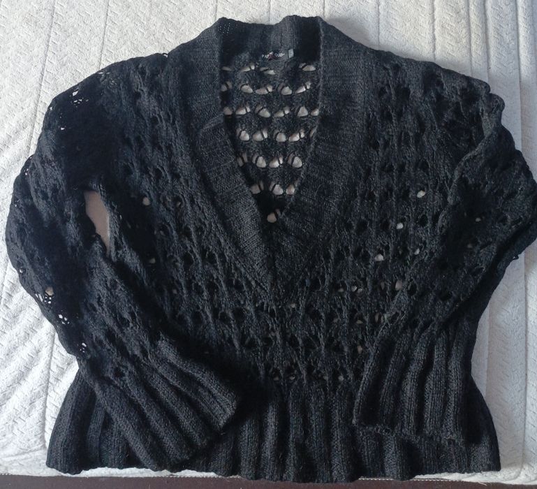 Черен пуловер на дупки