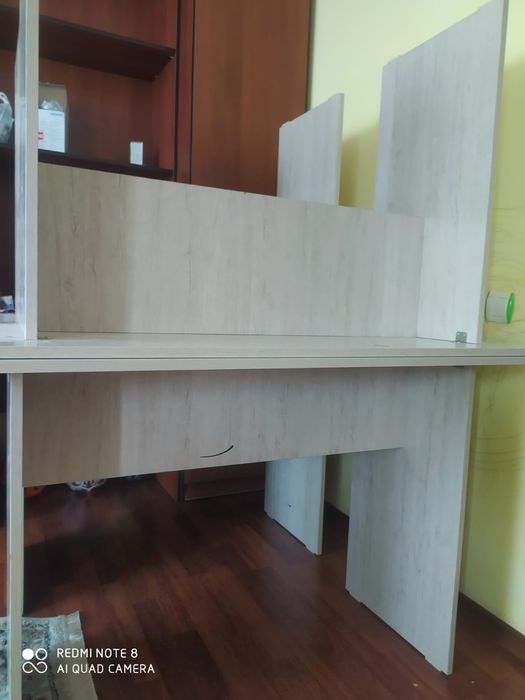 Офисные стол и стуля, доска