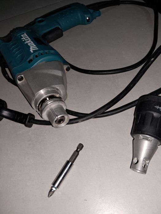 Vând Filetantă Makita și proiectoare LED