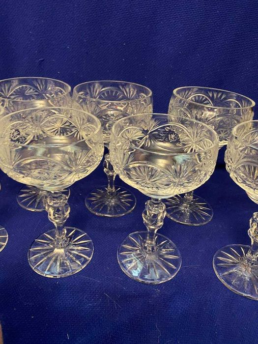 хрустальные вазы на фигурных ножках