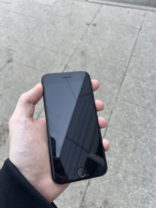 Продам iPhone SE 2020