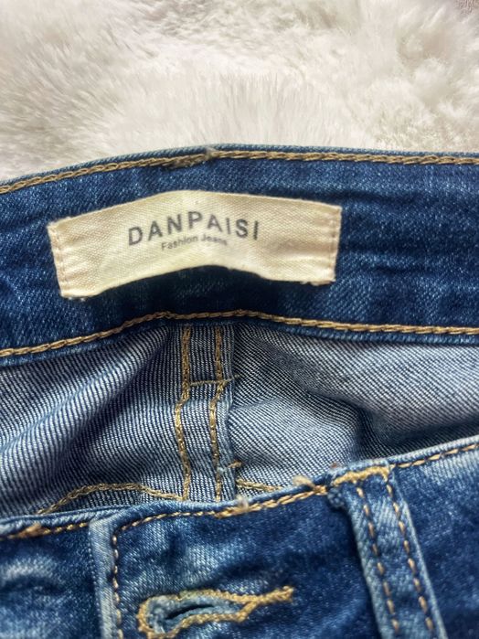 Дънки със скъсан ефект