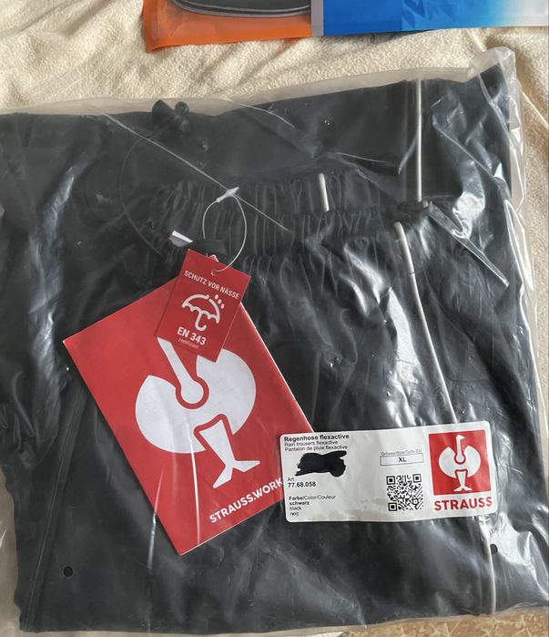 Pantaloni si geaca pelerina strauss