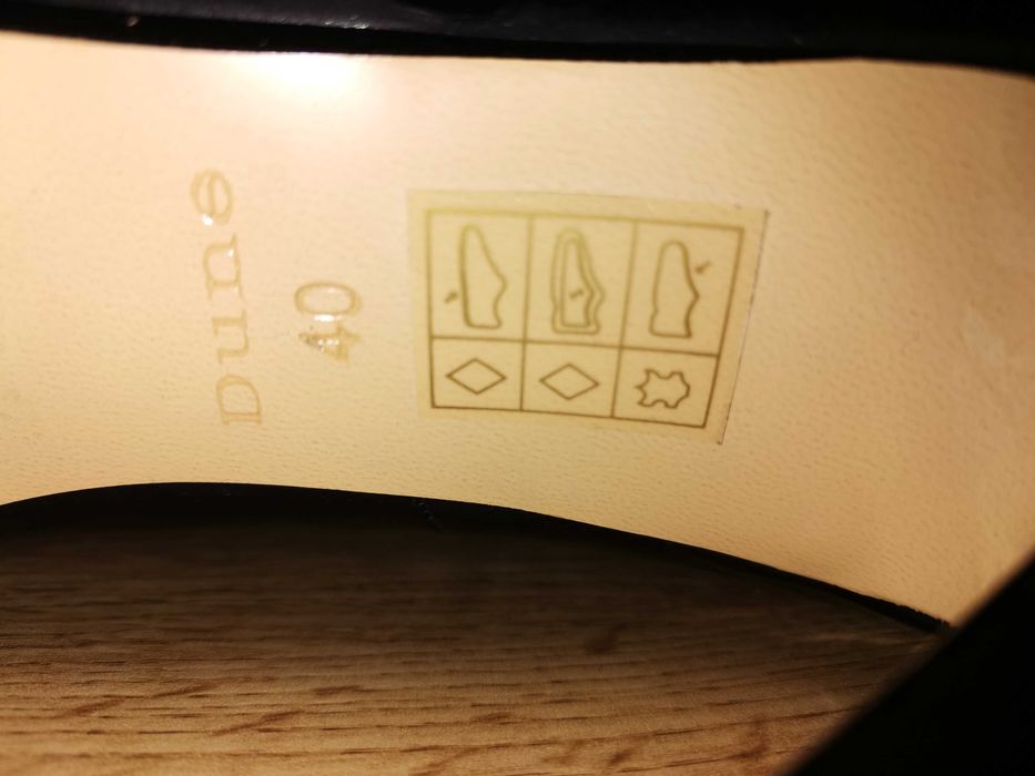 Висок стил Черен велур и лак DUNE UKпроизход