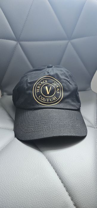 Șapcă Versace Jeans Couture – Neagră cu Logo Auriu