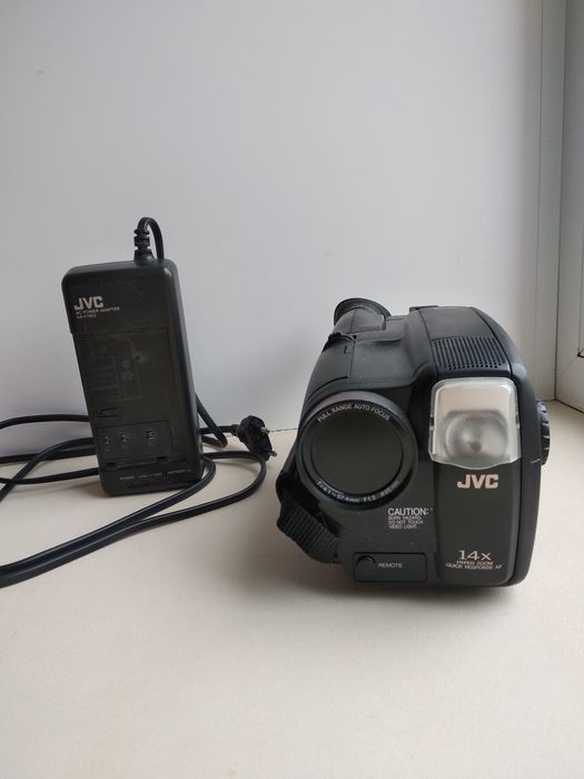 Продам фотоаппарат "Praktika", видеокамеру JVC