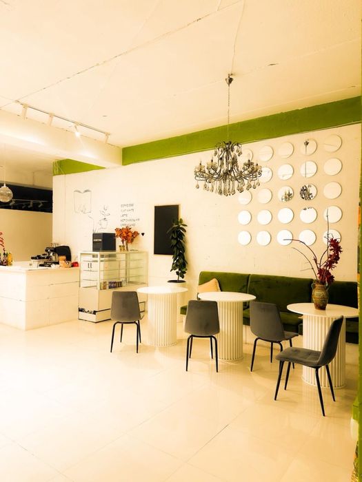 Продается оборудование и мебель