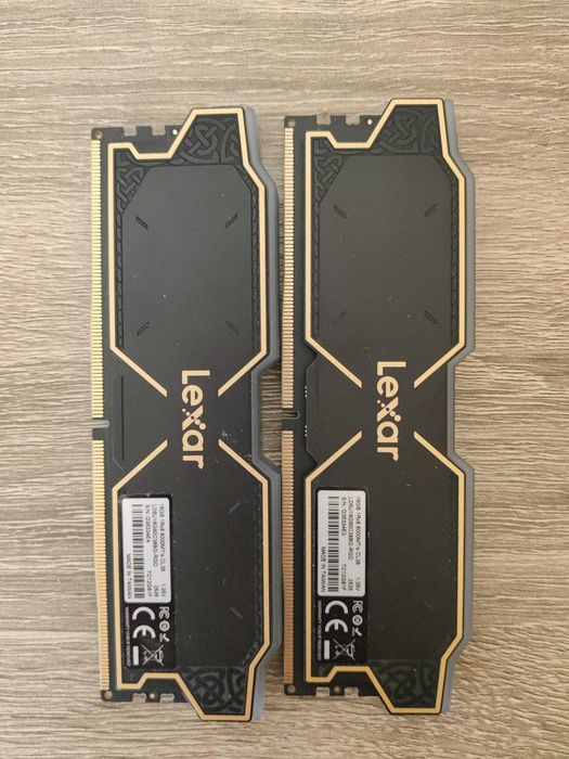 Kit memorie RAM 32GB DDR5 6000MHz, RGB, configuratie dual channel.