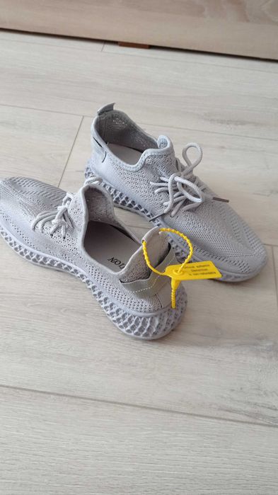 Кроссовки, изики.