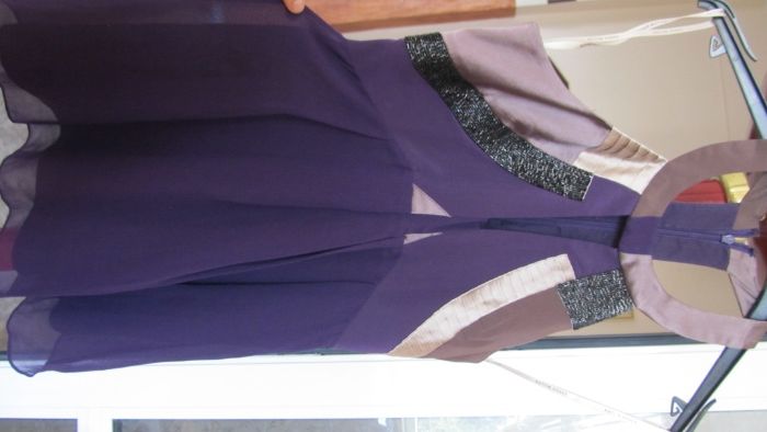 Продавам прекрасна , елегантна ,нова блуза Karen Millen