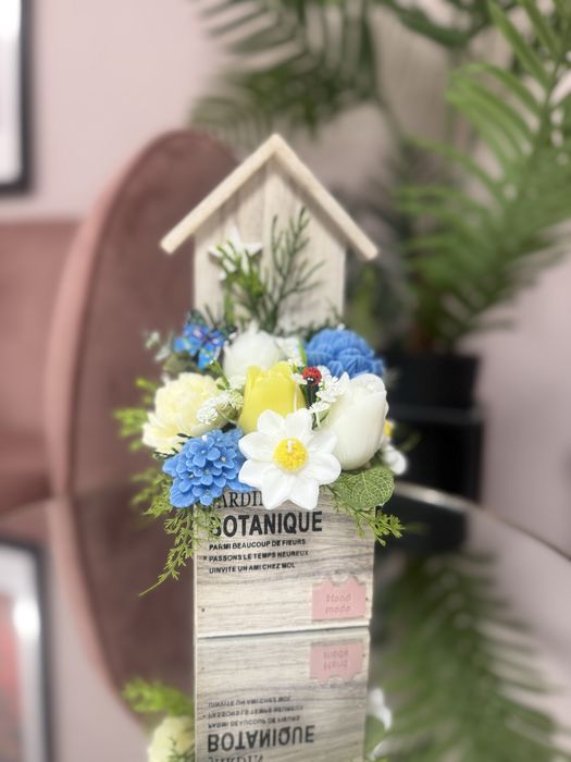 Букети и подаръци свещ под форма на цветя и мечета