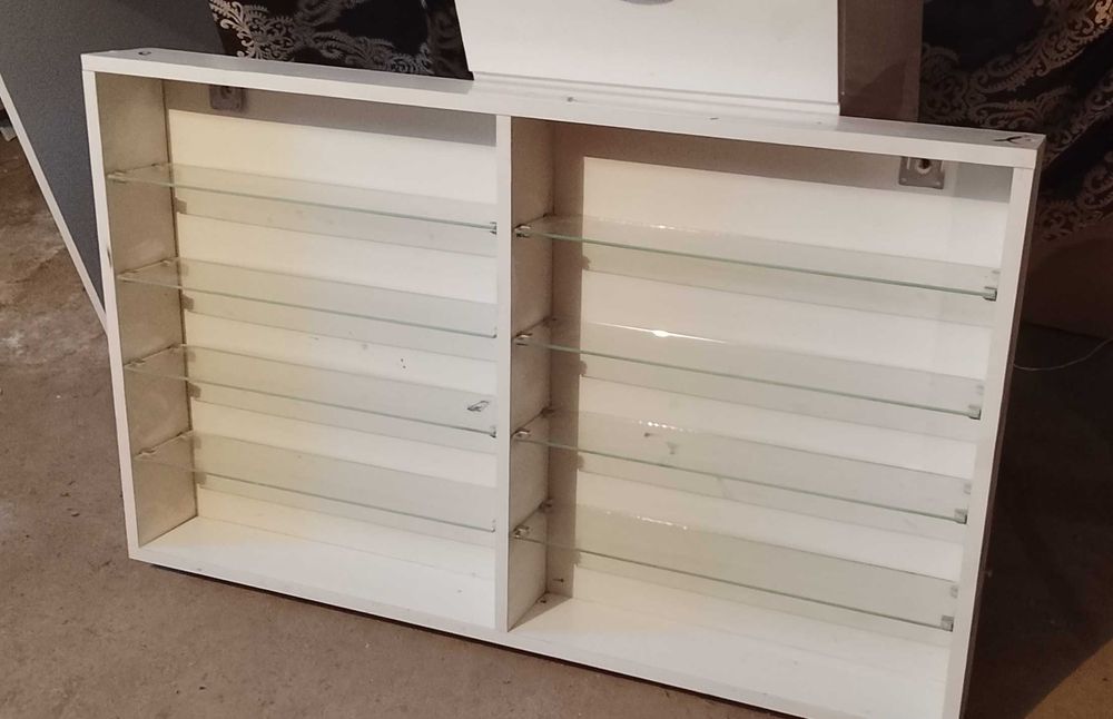 Полки для лаков и маникюра