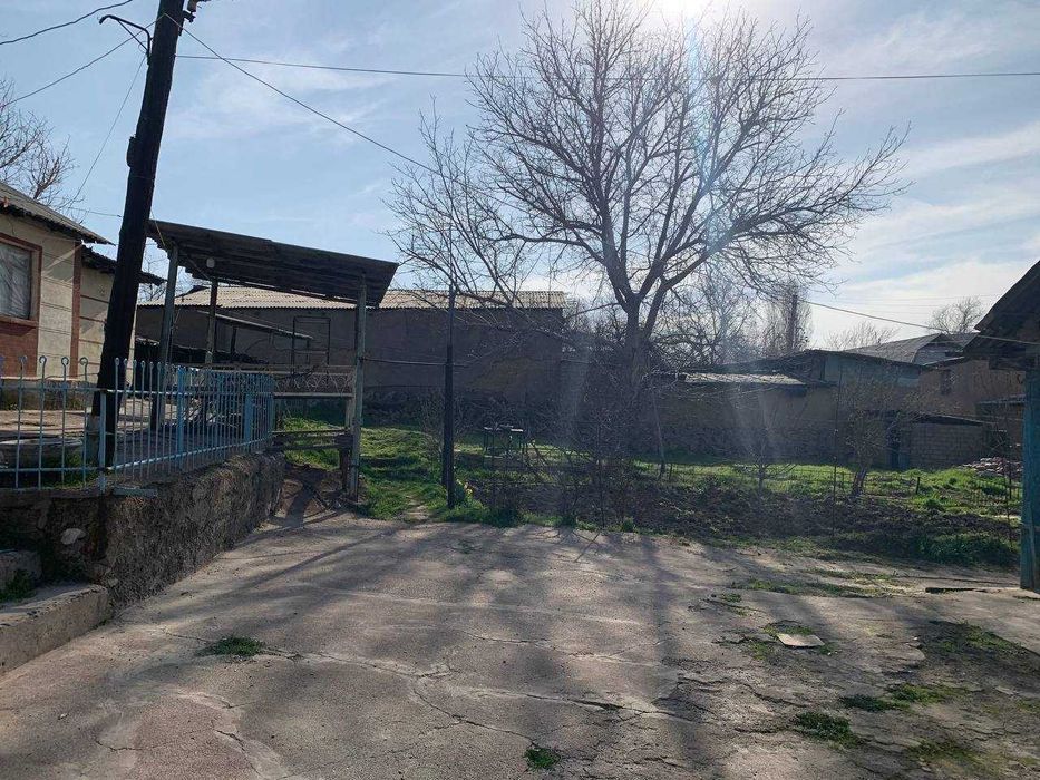 Olmaliq markazida 12 sotix hovli sotiladi
