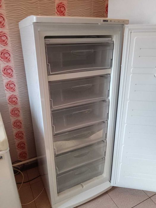 Продам  Морозильник Atlant  240 л белый