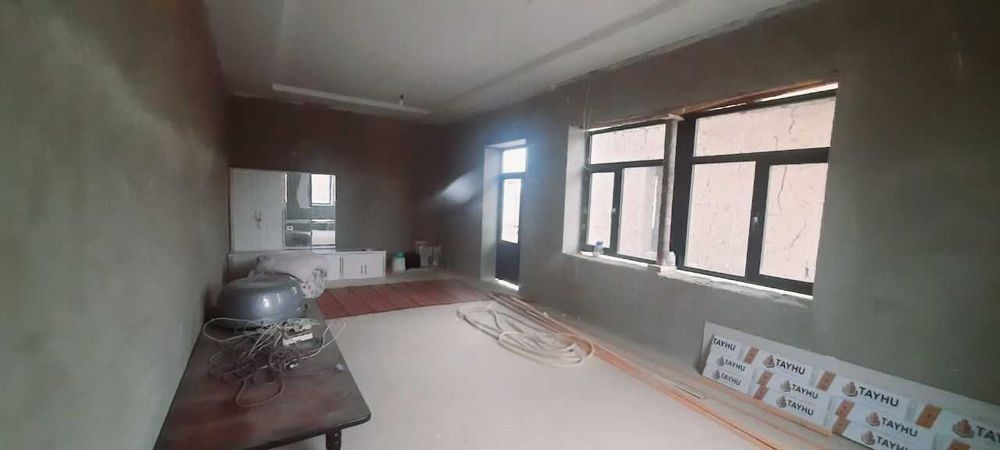 hovli sotiladi 2 ta xonasi bitgan