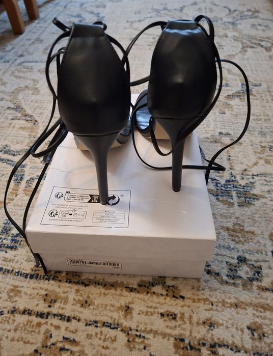 Vand sandale cu toc, noi, de 11cm mărime 42 merge si la marime 41.