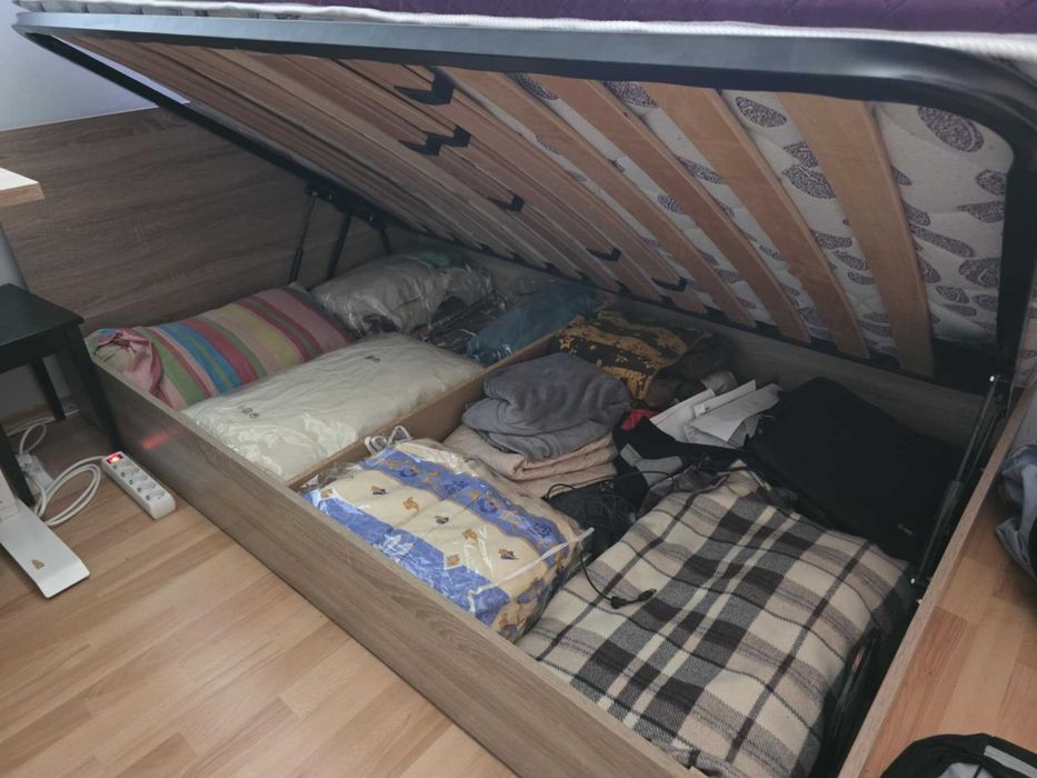 Продавам 2 броя качествени легла с матраци, размер 120x190 см