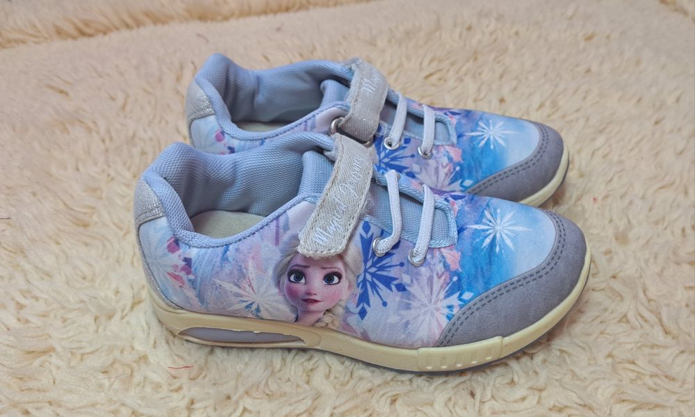 Vand pantofi frozen. Marimea 32.