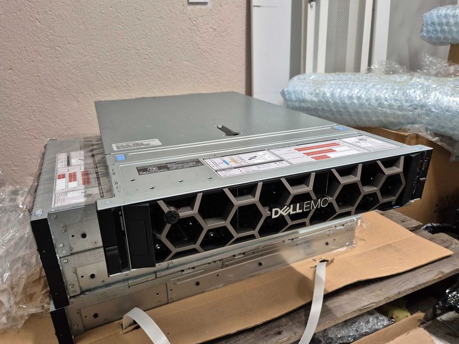Dell R740xd сървър 24x 2.5" SFF, 2x Gold 6140, 0Gb RAM, релси, бленда
