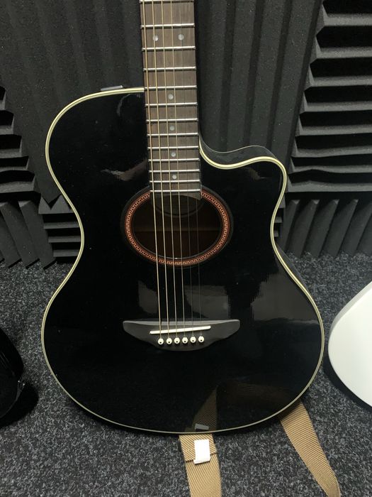 Электроакустическая гитара YAMAHA