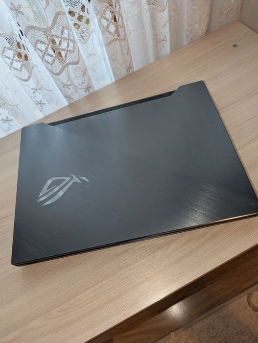 Defect-pe piese sau Laptop Gaming ASUS ROG Strix Scar II , VÂND URGENT , PREȚ NEGOCIABIL , am nevoie de bani