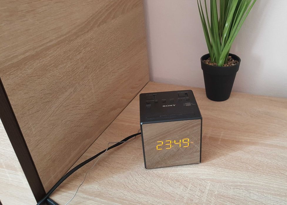 Radio cu ceas Sony ICF C1