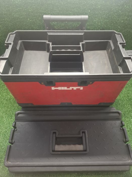 Голям куфар на Hilti с допълнителен етаж и дръжка с колела