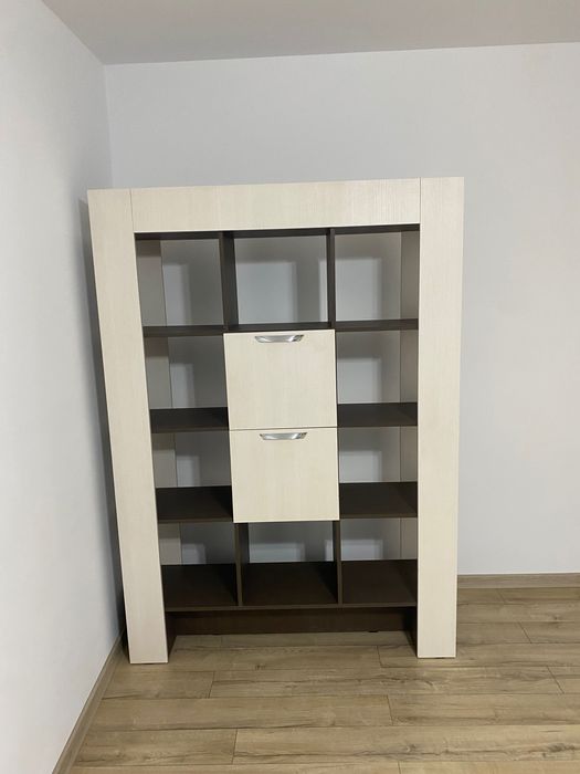 Dulap cu rafturi