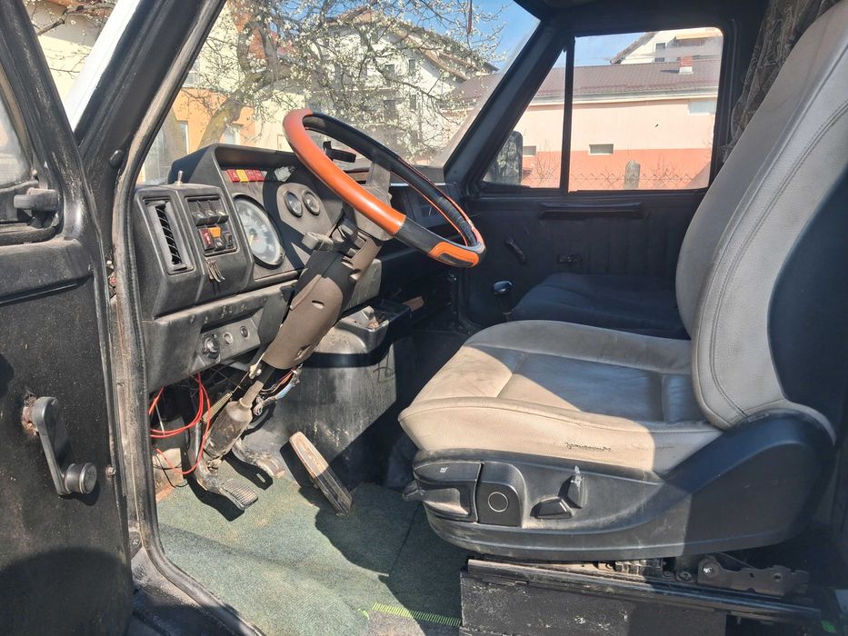 Camionetă ribaltabilă trilaterală