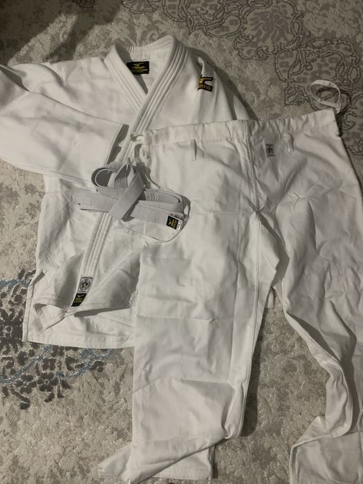 Mizuno brendi mansub dyuzdo kyimi yangi holatii rangi oq